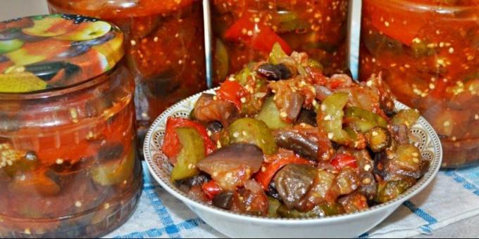 Köstliche Auberginen im Winter: Auberginen mit Gurken und Paprika in Tomatensauce