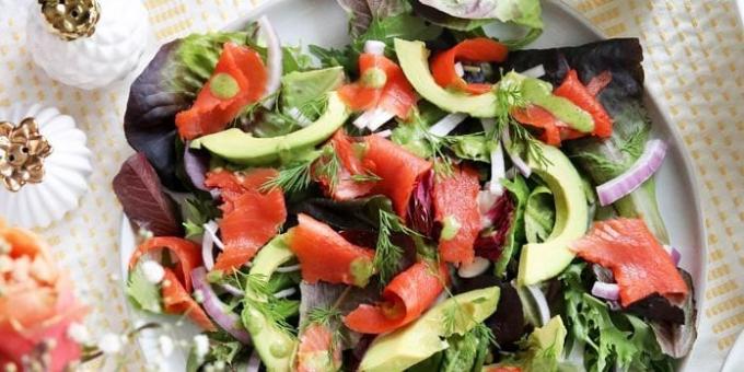 Salat mit roten Fischen, Avocados, Gemüse und Zwiebeln