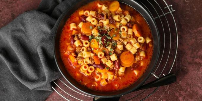 Rindfleischsuppe mit Nudeln und Bohnen