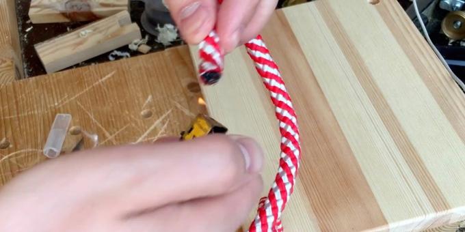 Schwingen Sie Ihre Arme: schneiden zwei identische Stücke Seil