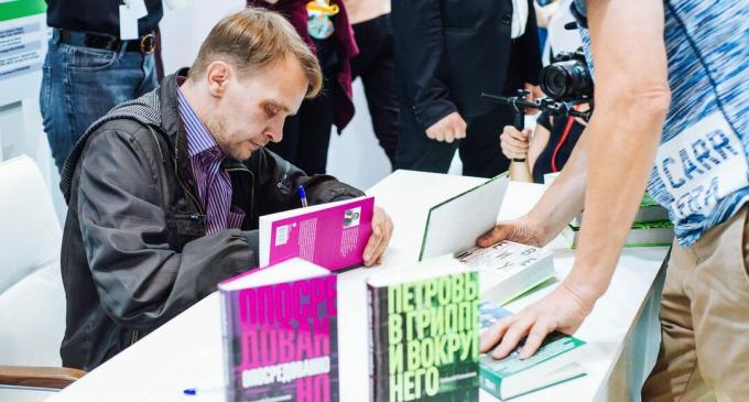 Alexey Salnikov signiert Bücher für Leser