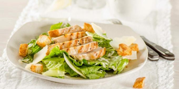 Caesar-Salat mit Hühnchen-Käse-Dressing