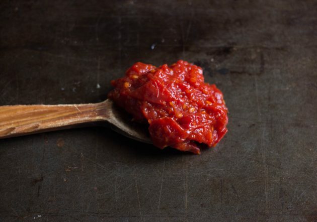 Tomatenmarmelade: Lassen Sie die Tomaten etwa anderthalb Stunden auf dem Feuer