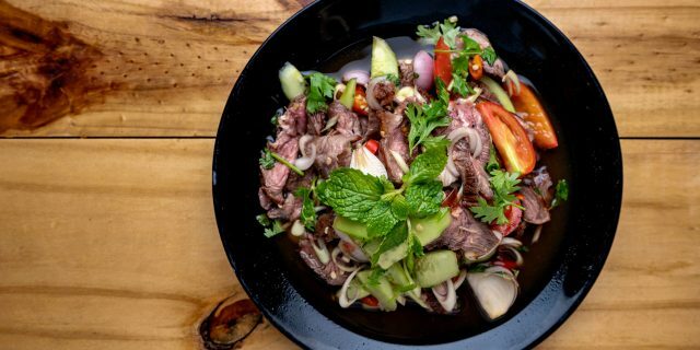 Warmer Salat mit Rindfleisch, Gemüse und Senfdressing