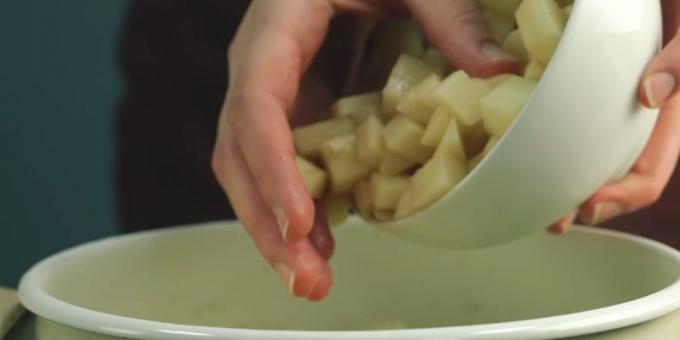 Wie Suppe kochen: geschreddert oder gewürfelte Kartoffeln hinzufügen