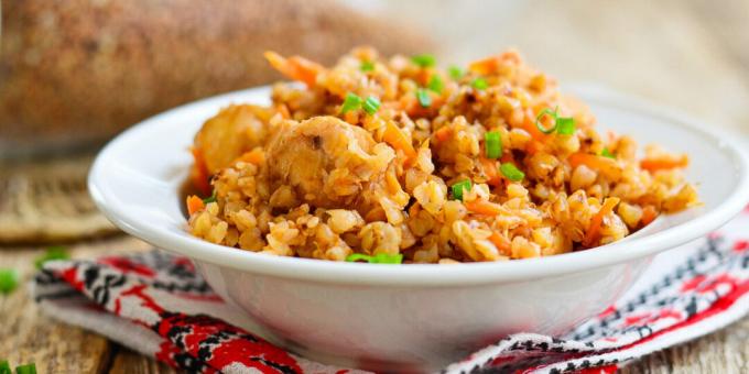 Hühnchen mit Buchweizen in einem Slow Cooker