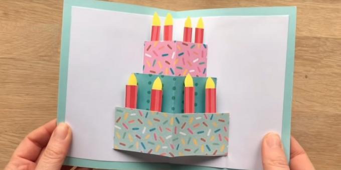 Wie eine Grußkarte mit einem Geburtstagskuchen mit den Händen machen