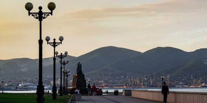 Sehenswürdigkeiten von Novorossiysk: der zentrale Stadtstrand und der Damm