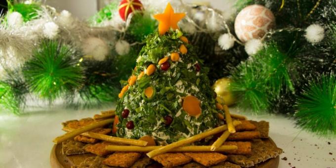 Neujahrssnack mit Käse und Schinken in Form eines Weihnachtsbaums