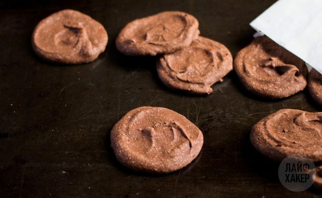 Die Schokoladenkekse nach dem Backen abkühlen lassen und vom Pergament nehmen