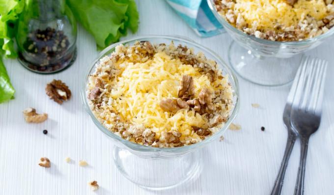 Geräucherter Hühnersalat mit Ananas und Pflaumen