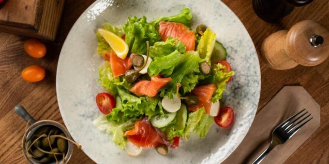 Salat mit geräuchertem rotem Fisch, Gemüse und Mozzarella
