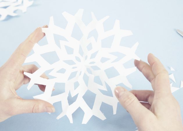 Dekorieren Sie einen Weihnachtsbaum: Schneeflocke aus Papier