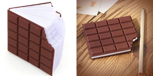 Notebook in Form von Schokolade gebissen