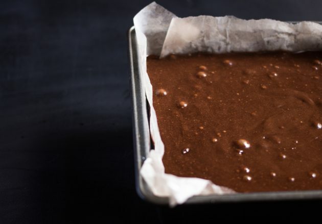 Schokoladen-Brownie-Rezept: Den Teig in die Form geben
