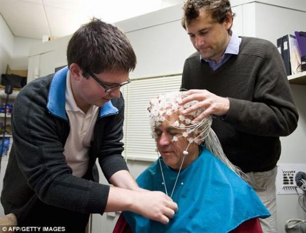 Andy Francis und Anthony Lutz fest montierten Sensoren am Kopf Matthieu Ricard