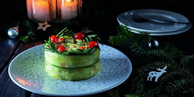 Festlicher Salat mit Garnelen, Avocado und Gurken