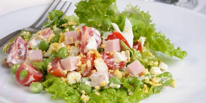 Salat mit Schinken und grünen Erbsen