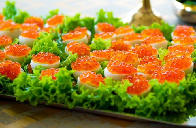 Gefüllte Eier mit roten Kaviar 