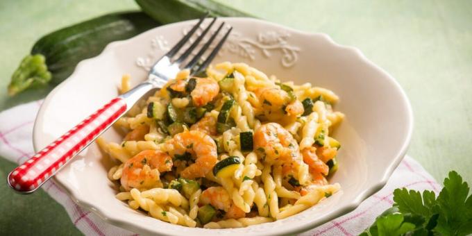 Pasta mit Garnelen und Zucchini