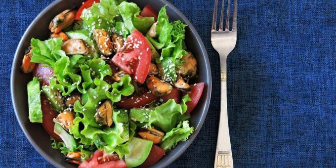 Salat mit Muscheln, Avocado und Tomaten