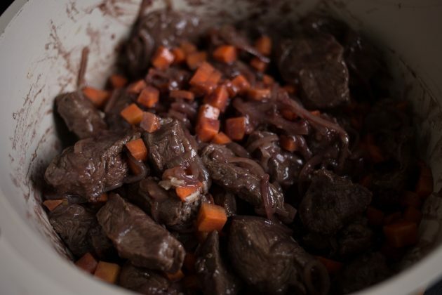 Burgunder-Rindfleisch: Das Fleisch wieder in die Pfanne geben