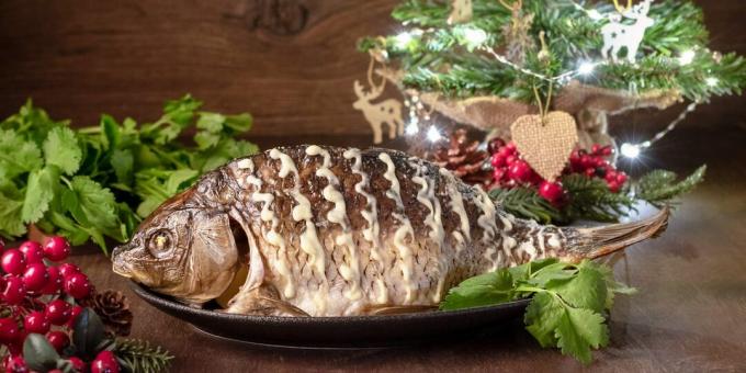 Karpfen gefüllt mit Karotten und Zwiebeln