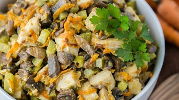 Kräftige Salat mit Huhn und Pilzen