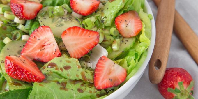 Rezepte mit Erdbeeren: Grüner Salat mit Erdbeeren