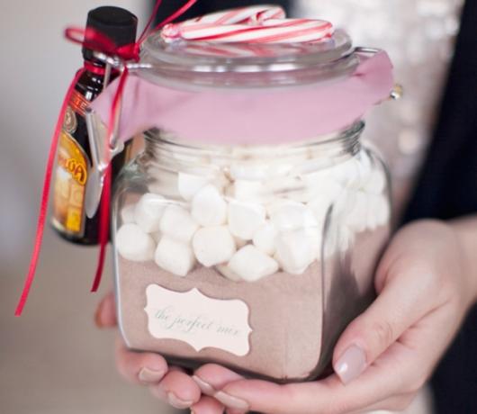 Wie man Geschenke an Silvester mit seinen eigenen Händen machen: Stellen Sie für heiße Schokolade