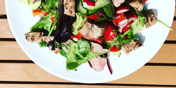 diätetische Salate: Salat mit Rindfleisch und gebackenen Auberginen