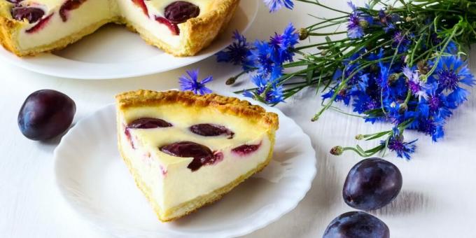 Kuchen mit Pflaumen und Hüttenkäse