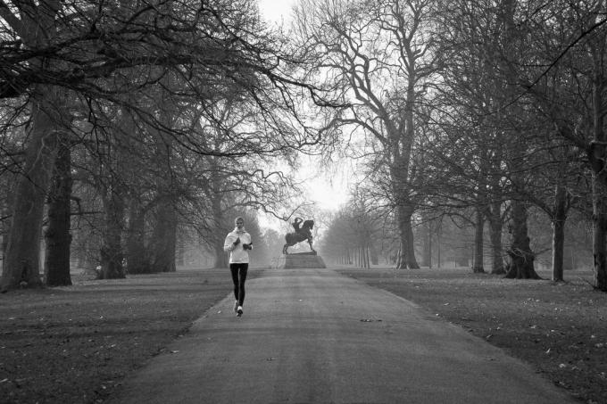 Sport mit einem kalten: leichtes Joggen