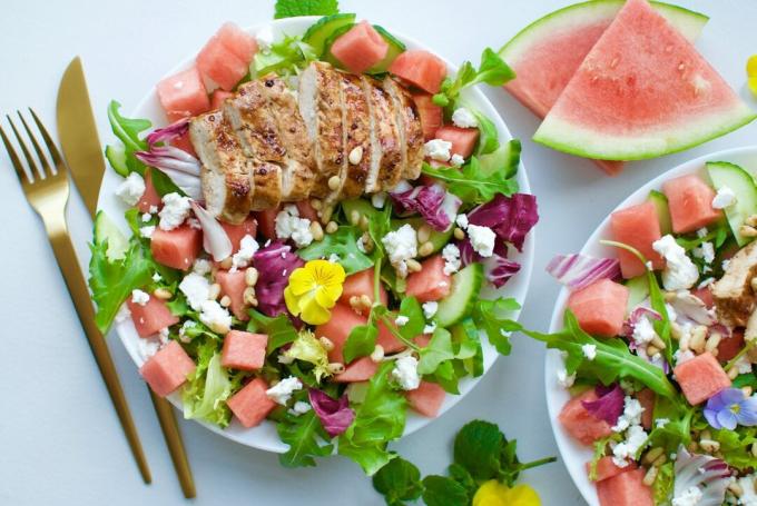 Salat mit Wassermelone, Feta, Huhn, Nüssen und Honigdressing