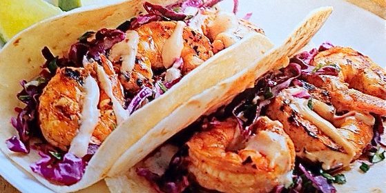 Rezepte für den Grill: Taco mit würzigen Garnelen und Kohl in Sauerrahm-Sauce