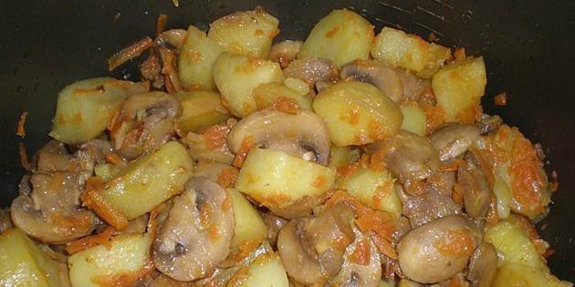 Kartoffeln, geschmortes Huhn und Pilze in multivarka
