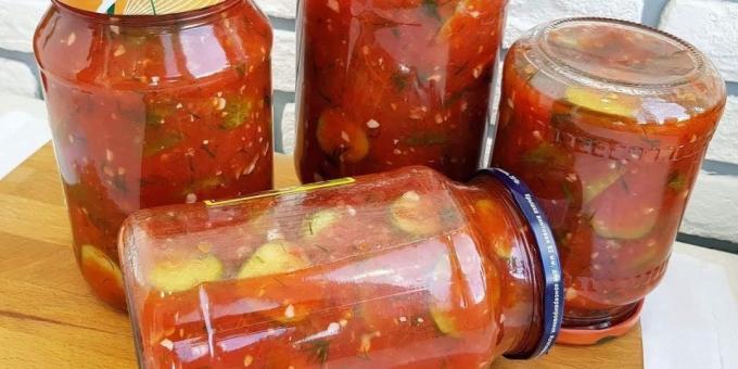 Rezept Salat der Gurken im Winter mit zerdrückten Tomaten und Paprika