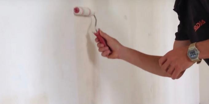 Auszurichten putty Wände: Bottom-up-Rolle oder Pinsel, wendet eine Grundierschicht