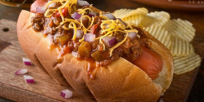 Hot Dogs mit scharfer Fleischsauce