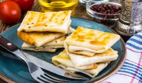 Lavash-Umschläge mit Wurst und Käse