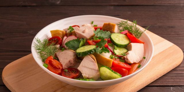 Salat mit Räucherhähnchen, Rettich und frischen Gurken