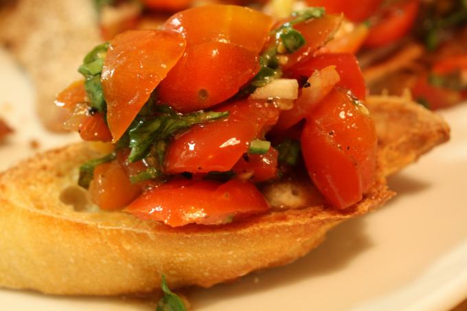 Bruschetta mit Tomaten und Basilikum 