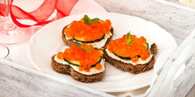 Sandwiches mit rotem Kaviar und eine Gurke