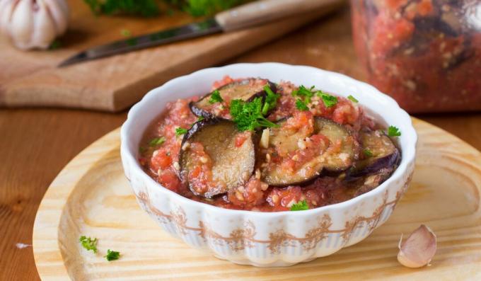 Auberginen für den Winter in Tomatensauce