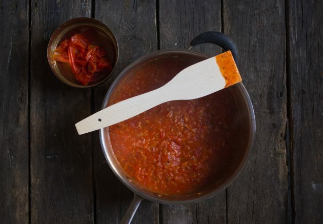 So machen Sie einen italienischen Knödelauflauf: Fügen Sie Ihrem Braten Tomaten hinzu