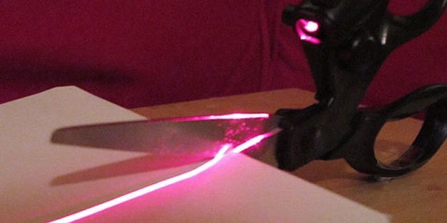 Schere mit Laserpointer