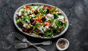 Salat mit Kichererbsen, Gemüse und Feta