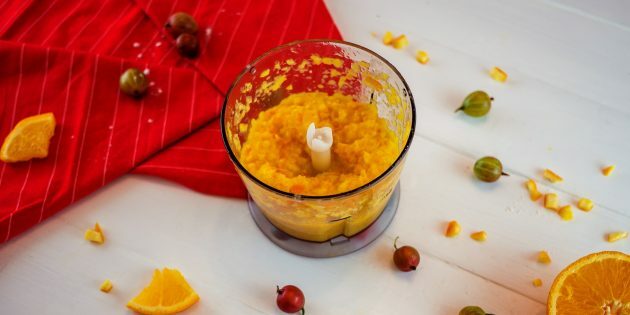 Ein einfaches Rezept für Stachelbeer-Orangenmarmelade: Orangenscheiben hacken