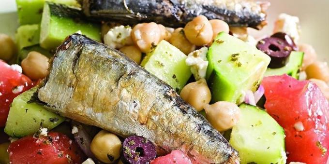 Salate mit Fisch: Griechischer Salat mit Sardinen