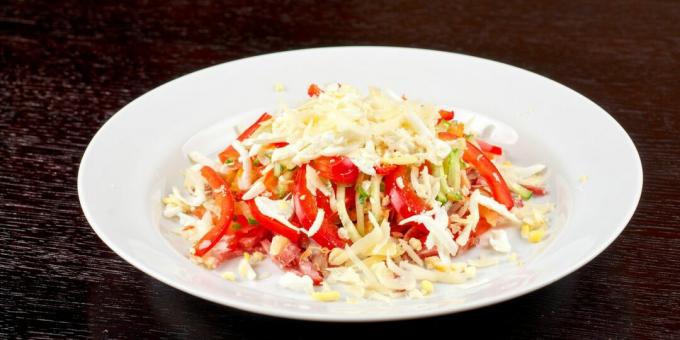 Salat mit geräucherter Wurst, Käse und Gemüse